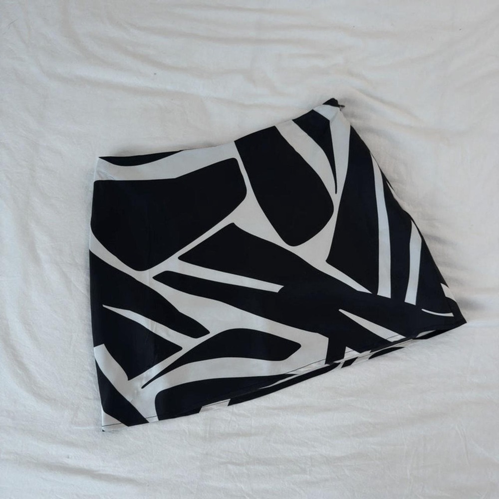 Forever 21 Black and White Swirl Mini Skirt - Picture 2 of 5